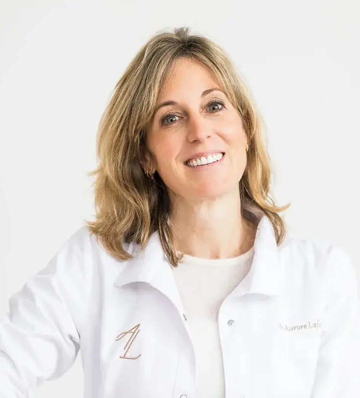 Femme souriante en blouse blanche médicale