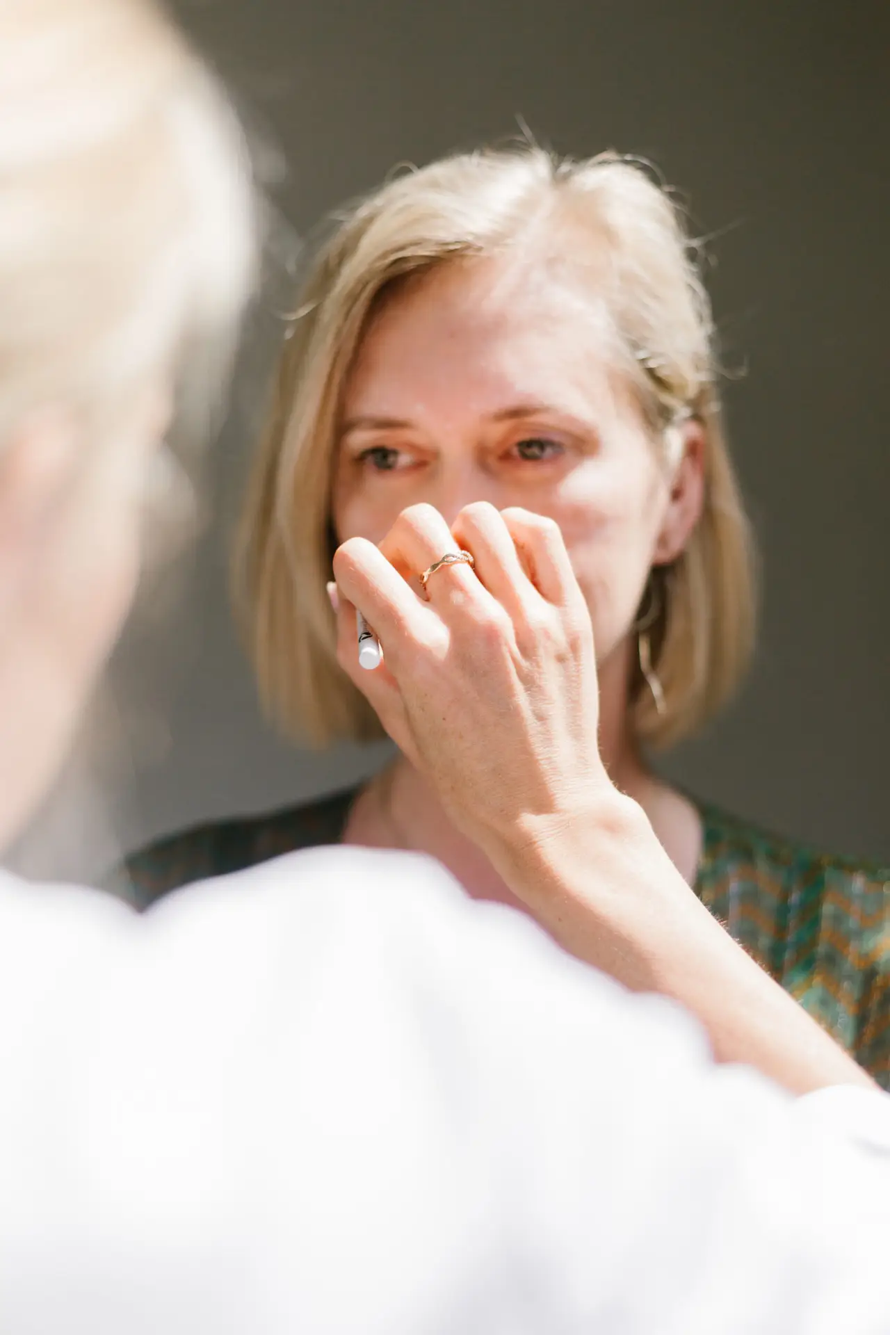 Femme appliquant du maquillage sur son visage