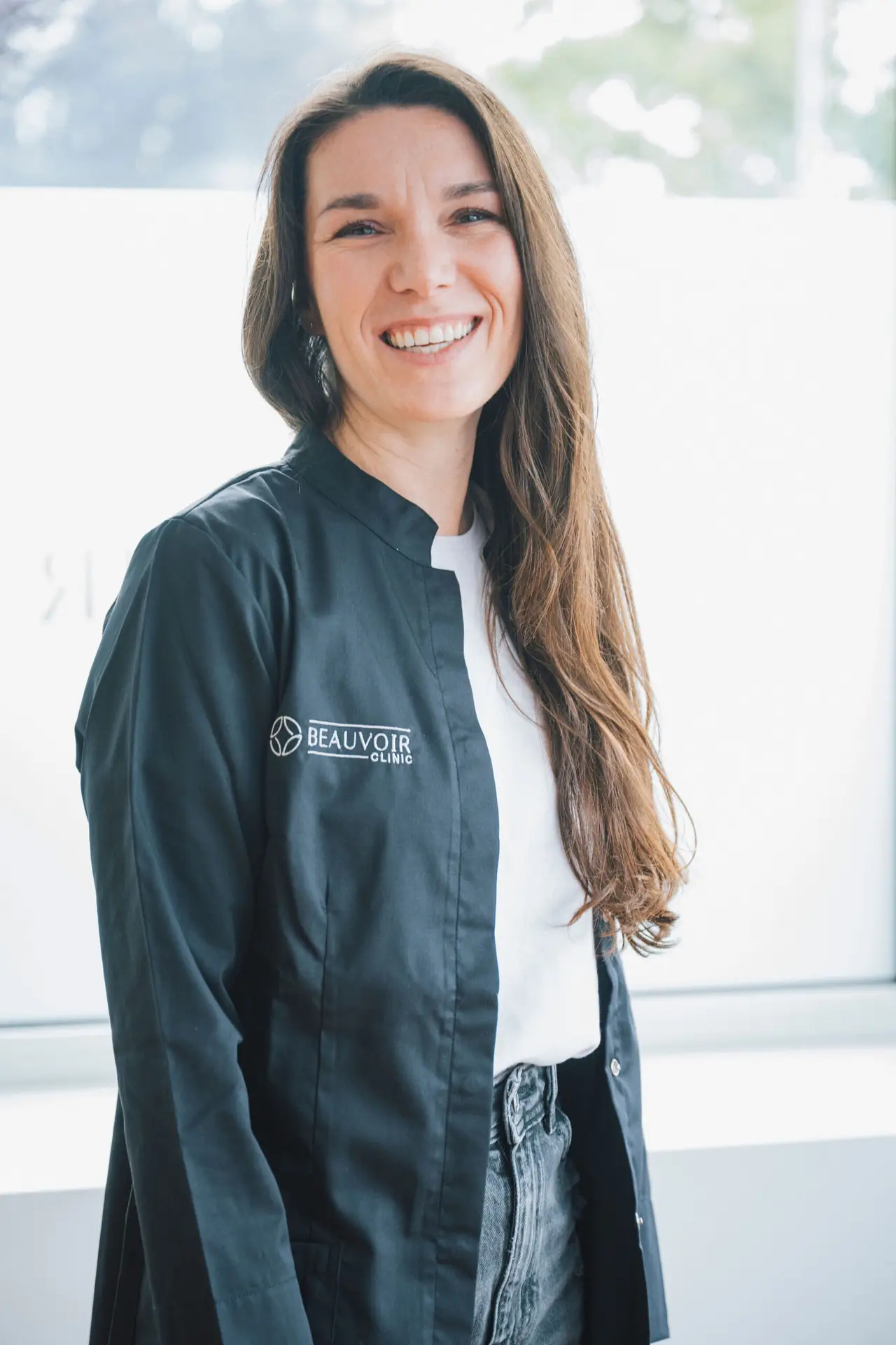 Employée souriante de la Beauvoir Clinic