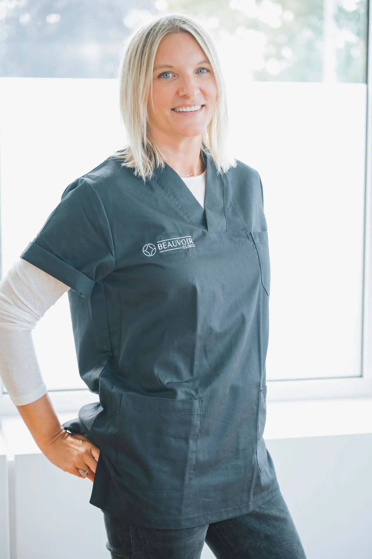 Professionnelle médicale souriante en uniforme noir