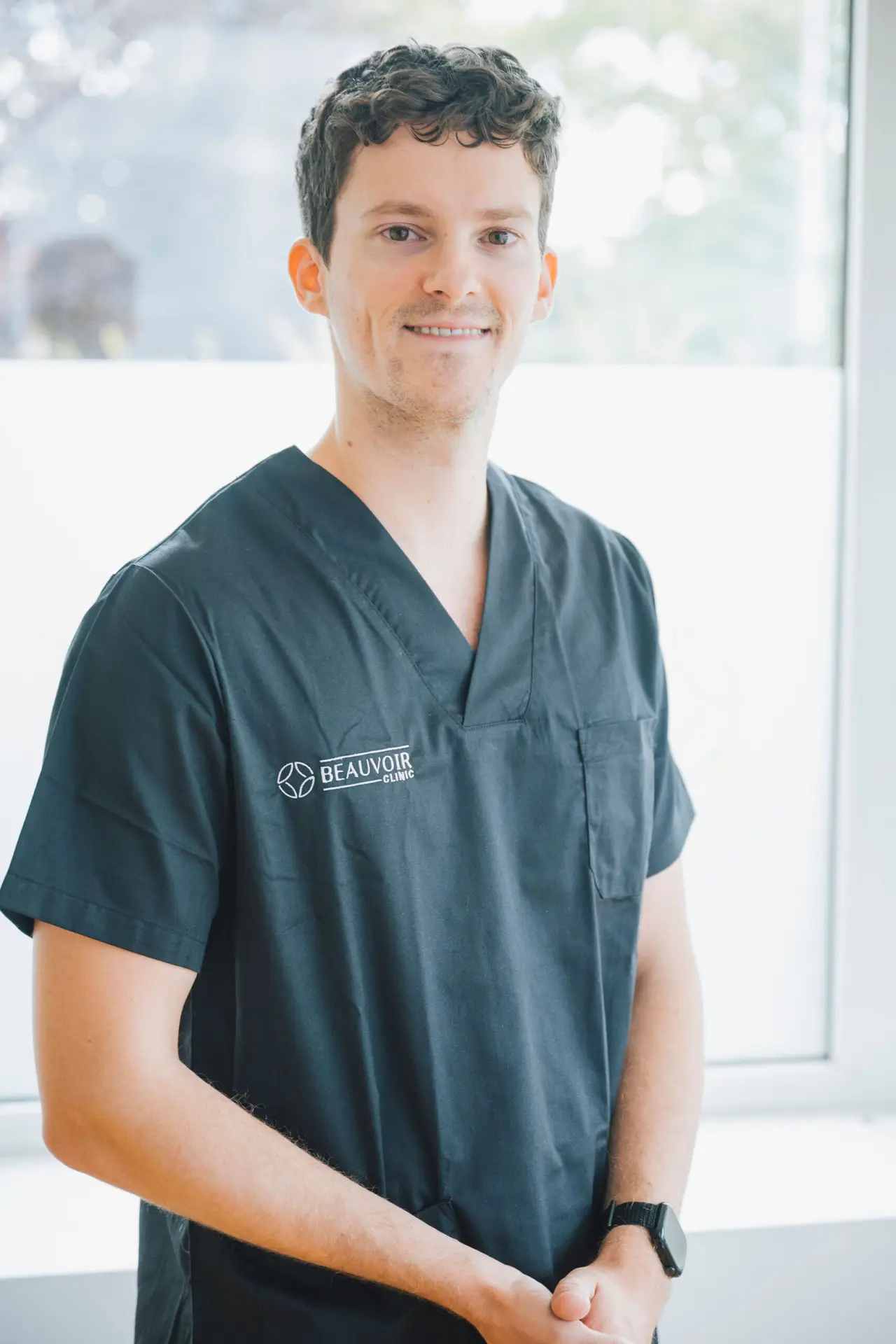 Professionnel médical souriant en uniforme à la clinique