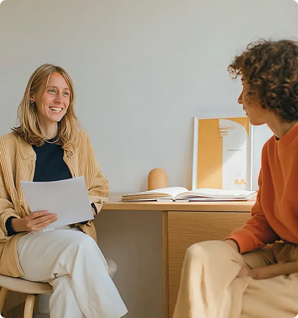Deux personnes discutent dans un bureau lumineux