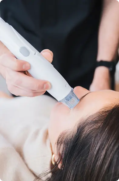 Soin du visage avec appareil esthétique